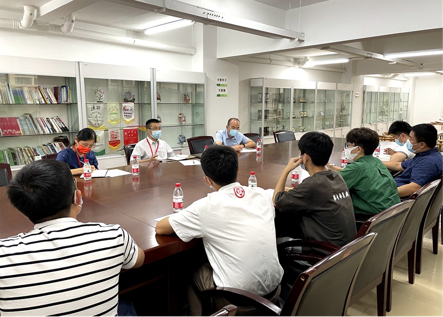 华侨大学校长吴剑平与楼栋学生座谈交流。华侨大学供图