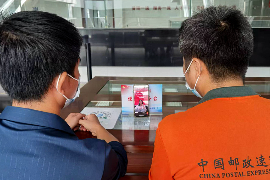 观看直播的新就业形态职工。厦门市总工会供图