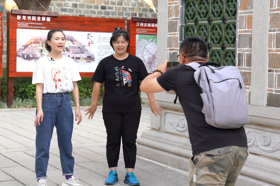 “客家老妹子”团队拍摄短视频。中国电信福建分公司供图