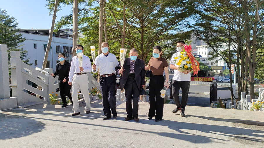 在漳浦县退役军人事务局工作人员的陪同下，顾不上旅途疲劳的赵德绍一家直奔漳浦县烈士陵园，祭拜亲人。漳州市退役军人事务局供图