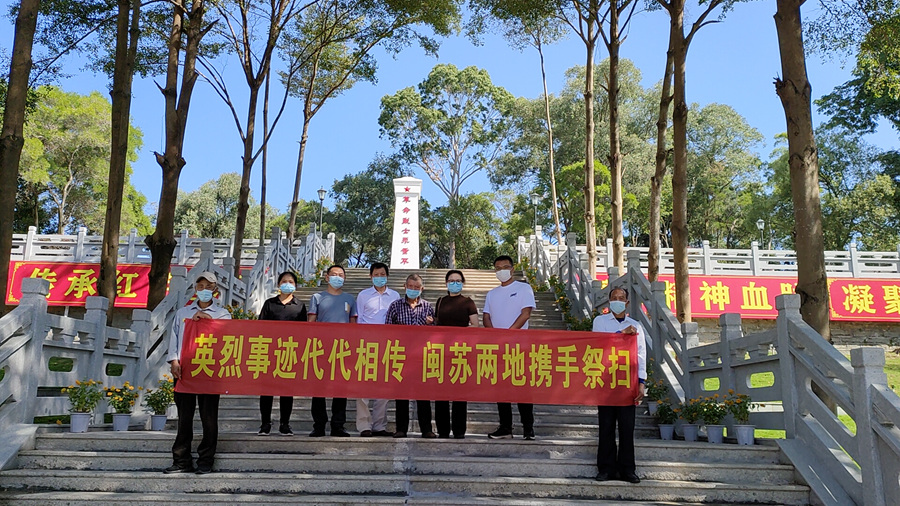 赵德绍一家及漳浦县退役军人事务局工作人员在漳浦县烈士陵园合影。漳州市退役军人事务局供图