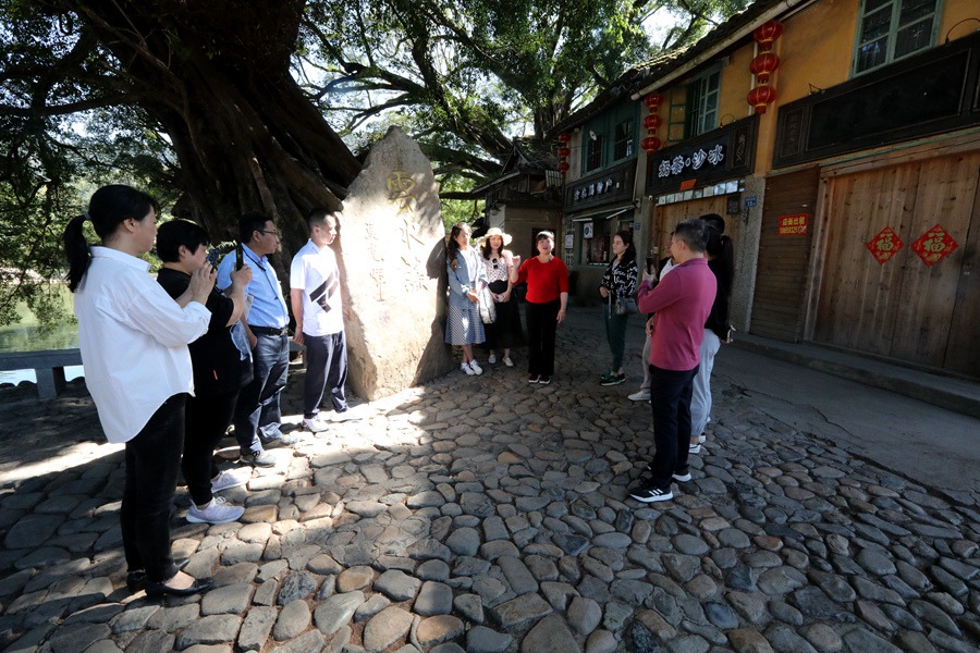 南靖县将土楼特色表演纳入宣讲内容，用通俗易懂的语言将党的二十大精神送到群众心中去。南靖县融媒体中心供图