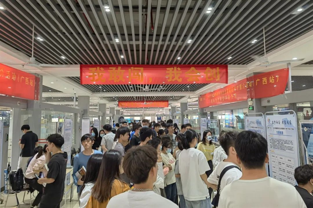 招聘会现场人头攒动。南安市人社局供图
