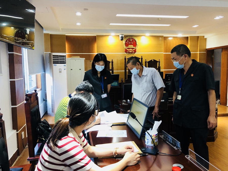 集美法院法官现场调解企业劳资纠纷，促纠纷圆满解决。集美法院供图
