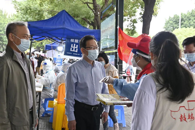 福建省水利厅党组书记、厅长刘琳带队到驻地琼河社区指导疫情防控工作，慰问奋战在一线的水利志愿者。福建省水利厅供图