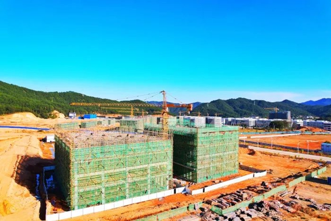 永定快速供电装备制造项目建设现场一派繁忙。龙岩市融媒体中心供图