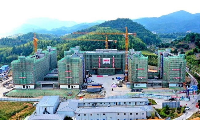 古田红色教育基地项目施工现场，主体工程已完成，工人们正在抓紧装修施工，确保如期交付使用。龙岩市融媒体中心供图