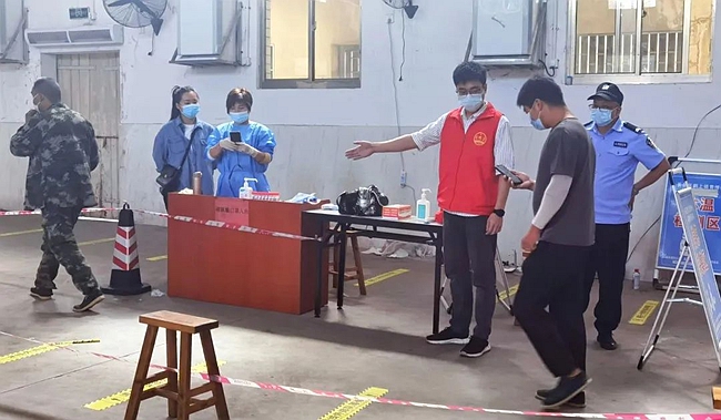 长乐区党员干部驻守卡口，引导群众测温、扫码登记。长乐区融媒体中心供图