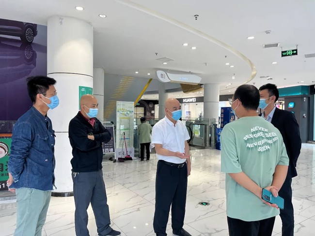 长乐区工信局在万星广场等城市综合体进行防疫督查 。长乐区融媒体中心供图