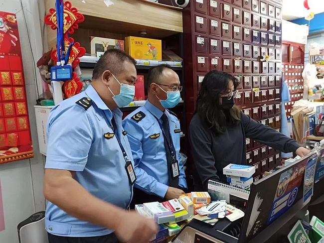 长乐区市场监管局组织核查药店药品销售记录以及从业人员核酸检测情况。长乐区融媒体中心供图