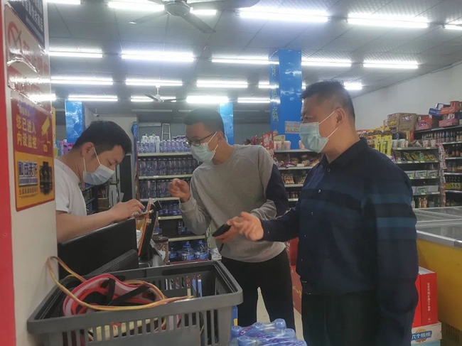 第二考核组赴航城街道超市检查“三码”联查情况并现场指导店主申请场所码。长乐区融媒体中心供图