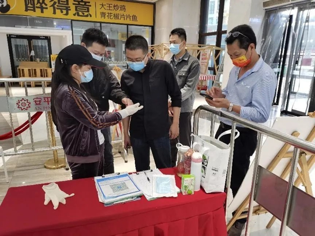 第五考核组在漳港街道超市卖场开展核酸检测“回头看”工作。长乐区融媒体中心供图