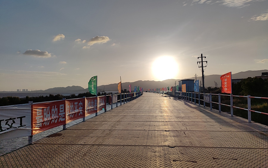 浙江交工G228線東港特大橋項目東岸主棧橋搭設完成