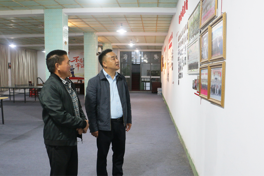 在“老兵之家”，陳學林（右一）熱心指導幫助。尤溪縣融媒體中心供圖