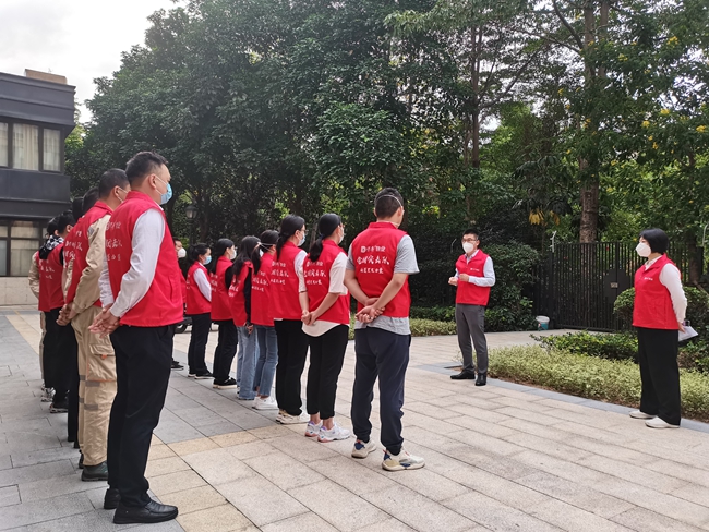 保利物业福建公司的32名党团代表，74名项目员工皆化身“央企红”“保利绿”，身先士卒挺在疫情防控第一线。