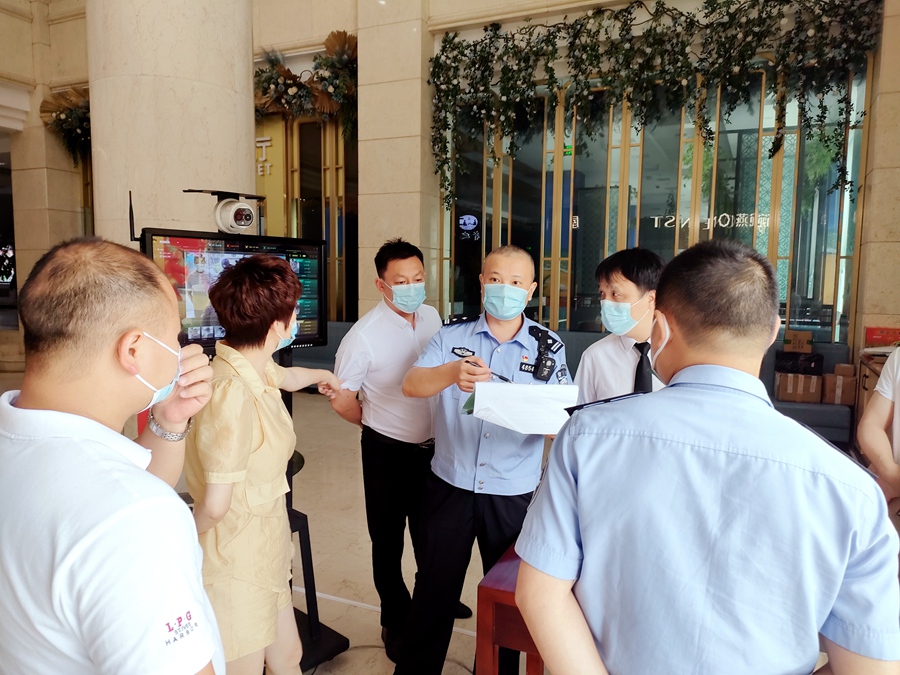 民警带队到旅馆监督检查。