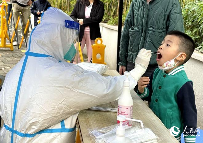 在福州一採樣點，一名小孩正在接受核酸檢測。人民網 陳藍燕攝