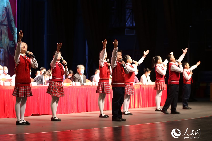 集美小学学生表演《嘉庚颂》。人民网 陈博摄