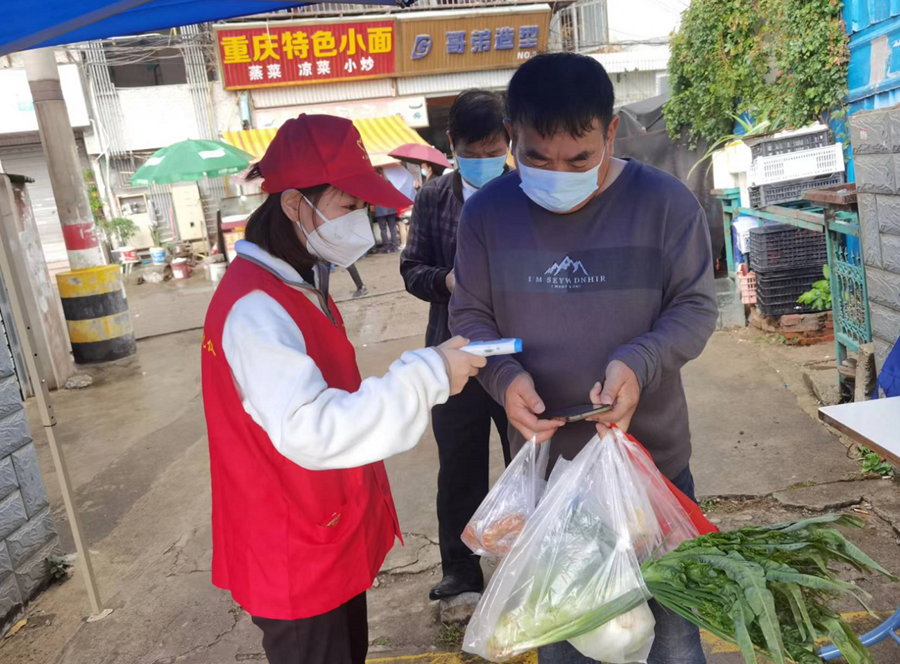 中建海峡海峡设计院青年志愿者郑克花在福州市马尾区社区开展疫情防控志愿服务。