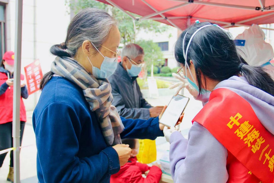 中建海峡青年志愿者下沉社区开展维护秩序、采样引导等疫情防控志愿服务