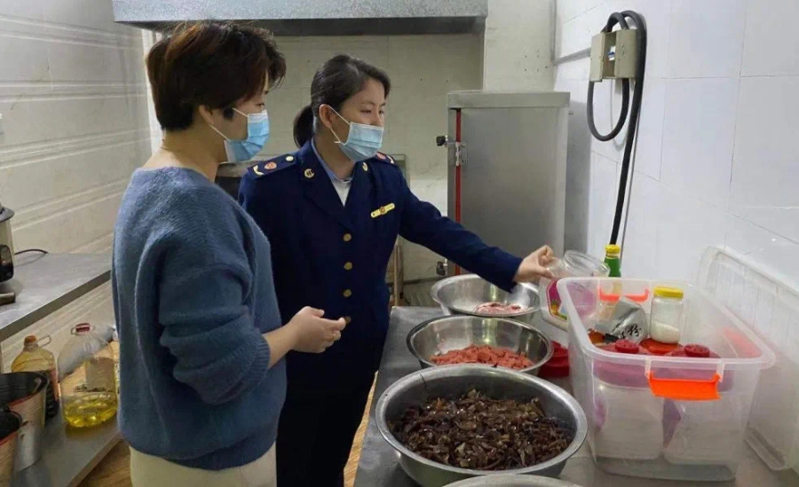 厦门市市场监管部门围绕“小饭桌”的经营场所、设备设施、人员管理、食品留样等方面进行检查督导。厦门市市场监督管理局供图