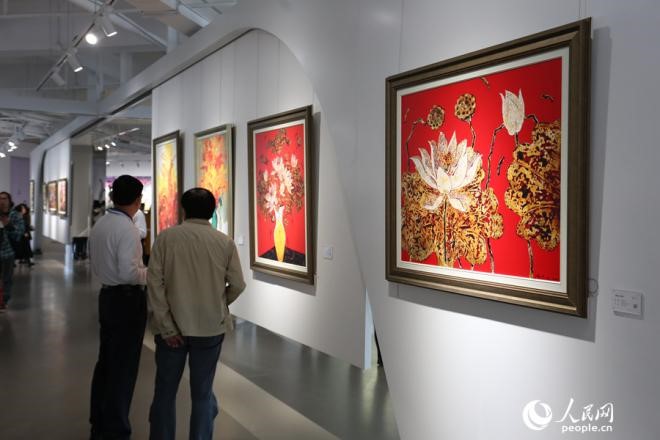 当代艺术名家作品展现场。人民网 陈博摄
