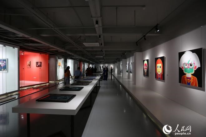 潮流艺术品展现场。人民网 陈博摄