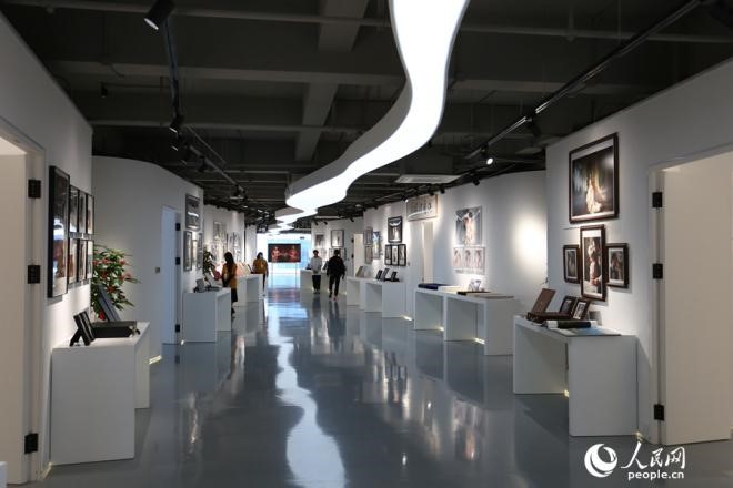 婚俗影像艺术展现场。人民网 陈博摄