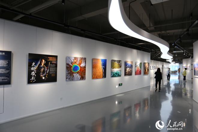 摄影家（国家级）获奖作品展现场。人民网 陈博摄