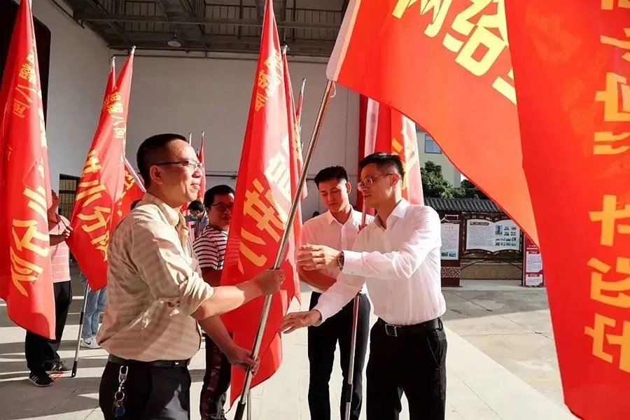 授旗现场。沈东梅摄