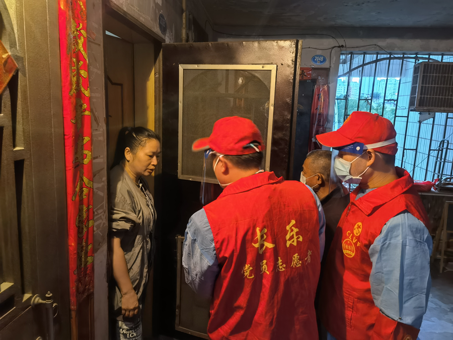 11月7日晚，援“晋”志愿者上门入户摸排情况并宣传防控政策。福州市长乐区烟草专卖局（分公司）供图