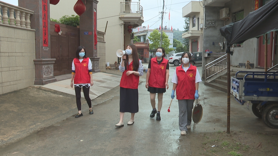 巾帼志愿服务小分队宣传防疫知识，劝导村民做好核酸检测。连江县融媒体中心供图