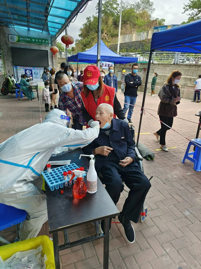 马尾区检察院党员干警帮助行动不便老人检测核酸