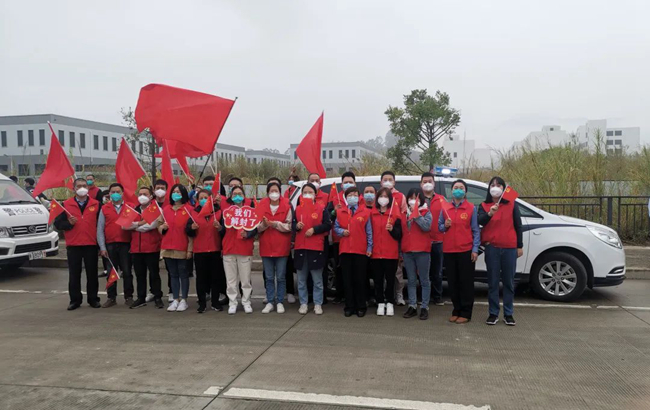 闽清县检察院22名志愿者在封控区连续坚守8天解封后合影。