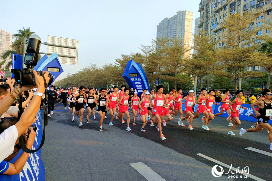 2022厦门海沧半程马拉松赛鸣枪开跑。人民网 陈博摄