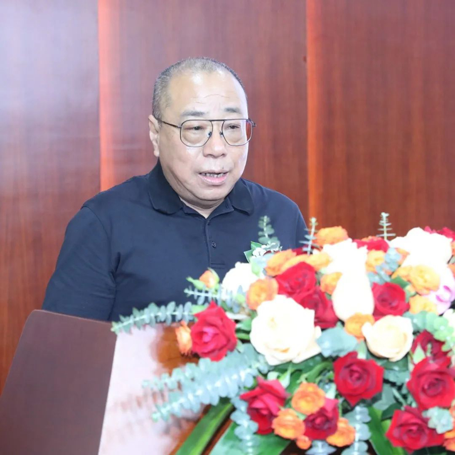 中国电影家协会副主席  著名导演  尹力