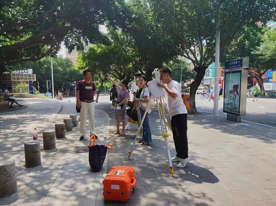 社区规划师根据社区诉求进行文兴园踏勘。厦门资源规划局供图