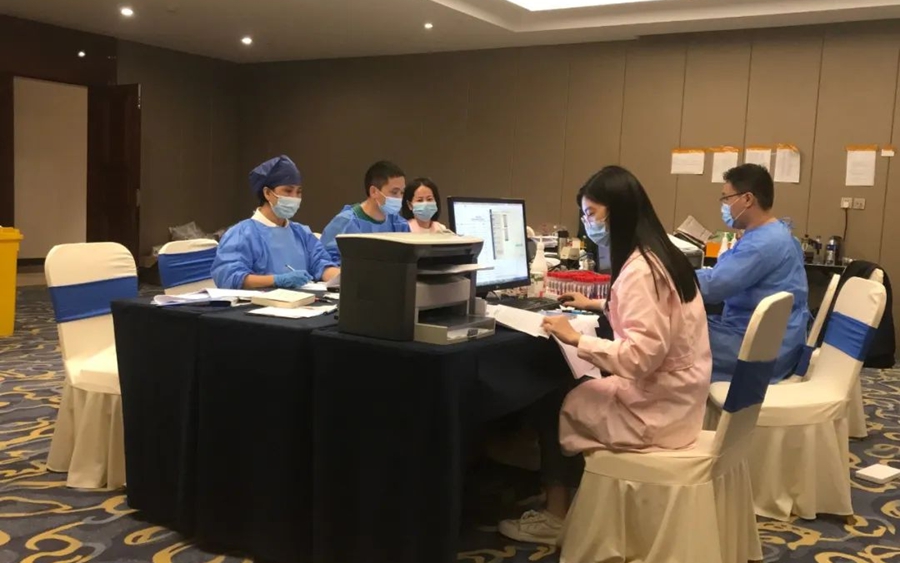 专班组成员讨论制定措施。连江县融媒体中心供图