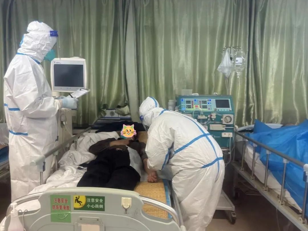 专班人员为患者做透析。连江县融媒体中心供图