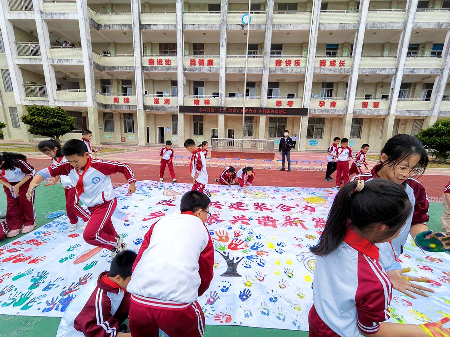 主题手掌涂鸦绘画活动现场。中建海峡厦门公司供图