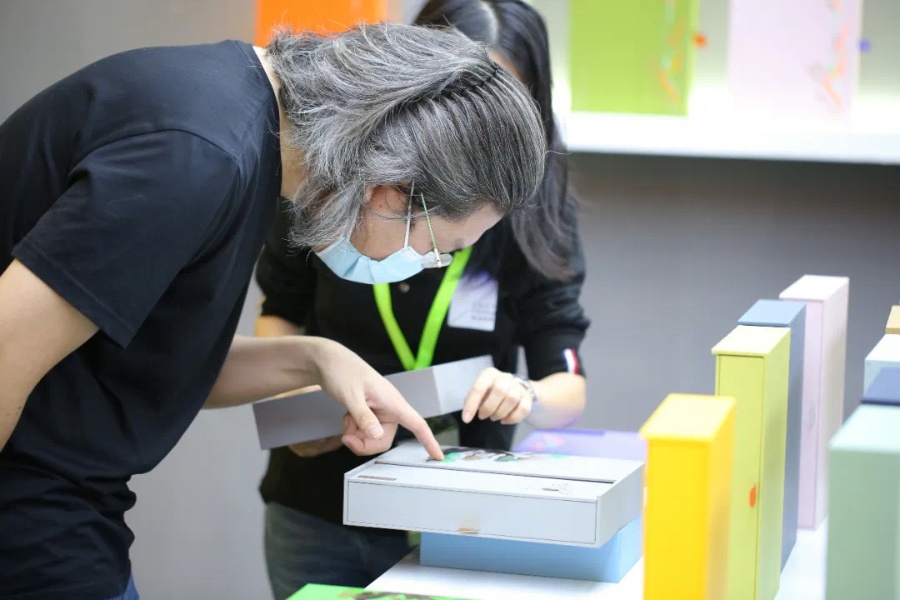 展会现场，市民正在观看展品。主办方供图