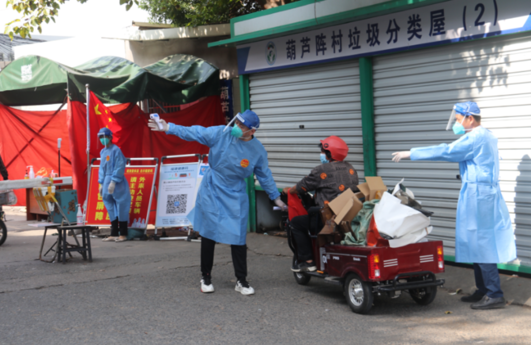 在进村服务点查验村民健康码、行程码、核酸检测阴性报告