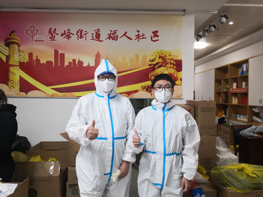 张锋和李维国身着防护服。华润燃气公司供图