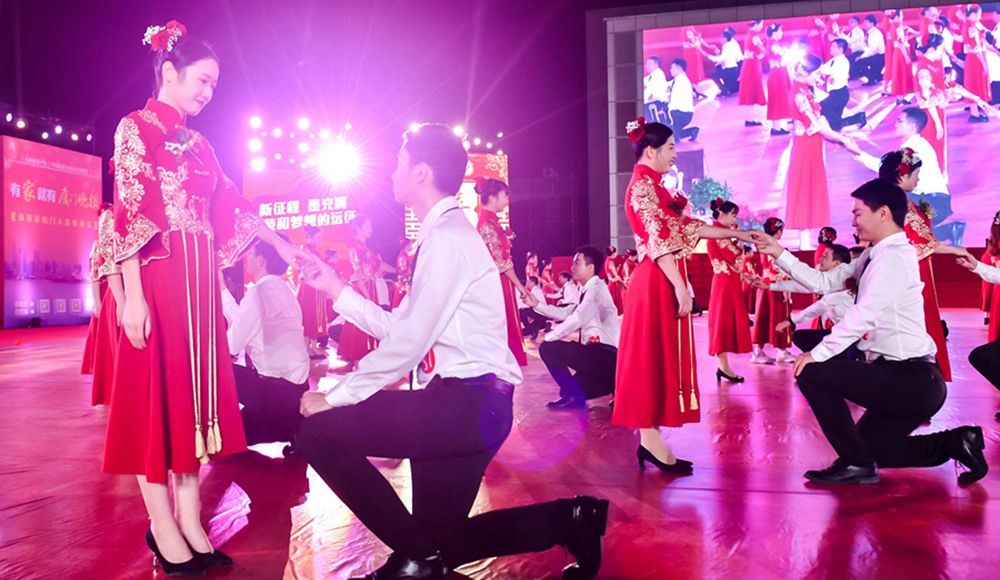 第十六届新厦门人集体婚典举行  100对新人走上红地毯