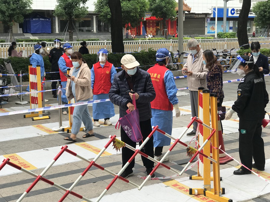 维持核酸检测现场秩序。福州市委老干部局供图