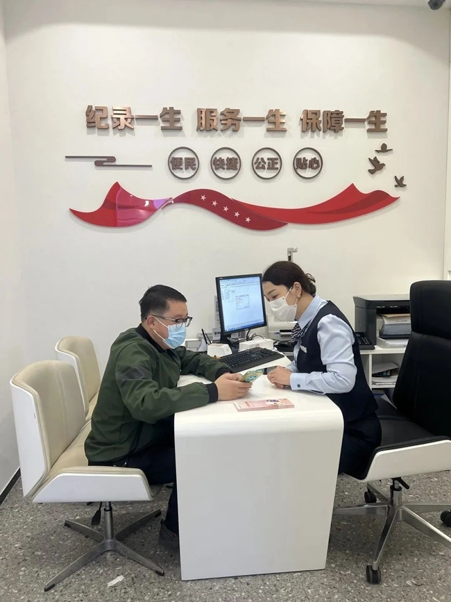 福建工行員工為顧客細心辦理業務。福建工行供圖