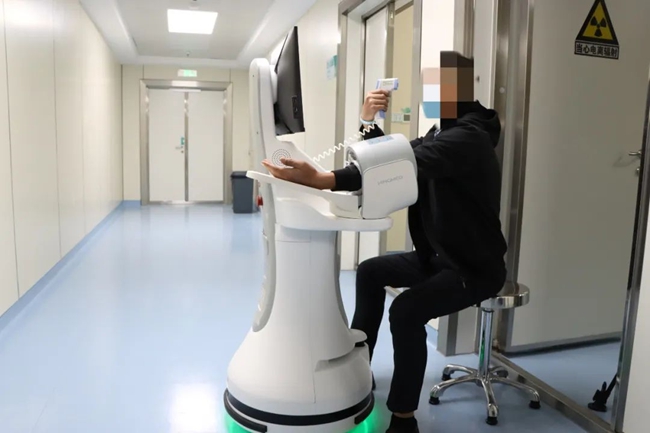 智能机器人对患者进行检查。长乐区融媒体中心供图