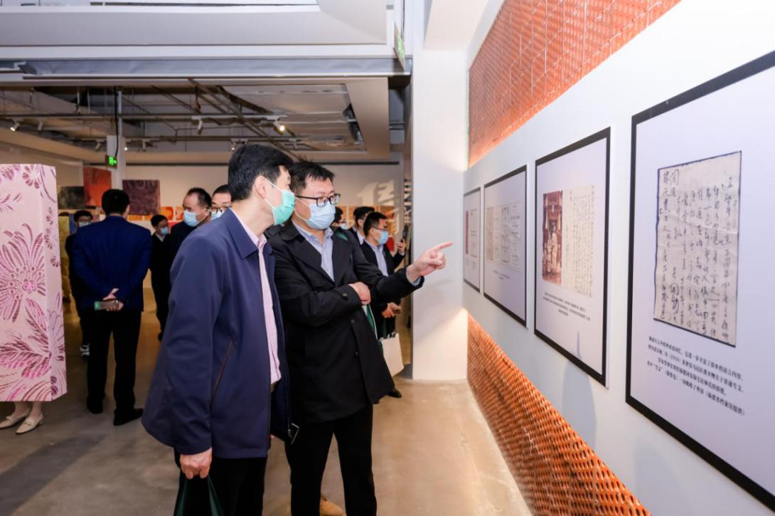 参观人员在福建侨批档案前驻足观看。福建省档案馆供图