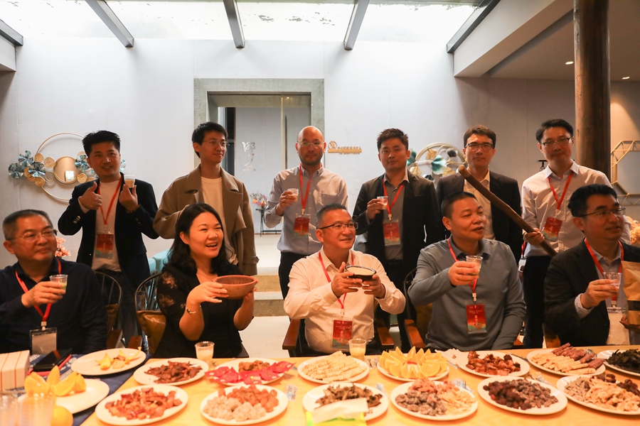 與會嘉賓和部分企業代表一起品嘗將樂擂茶。董觀生攝