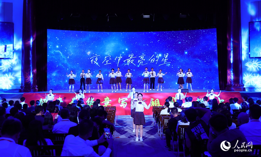 厦门六中合唱团演唱《夜空中最亮的星》致敬航天英雄弘扬航天精神。人民网 陈永整摄